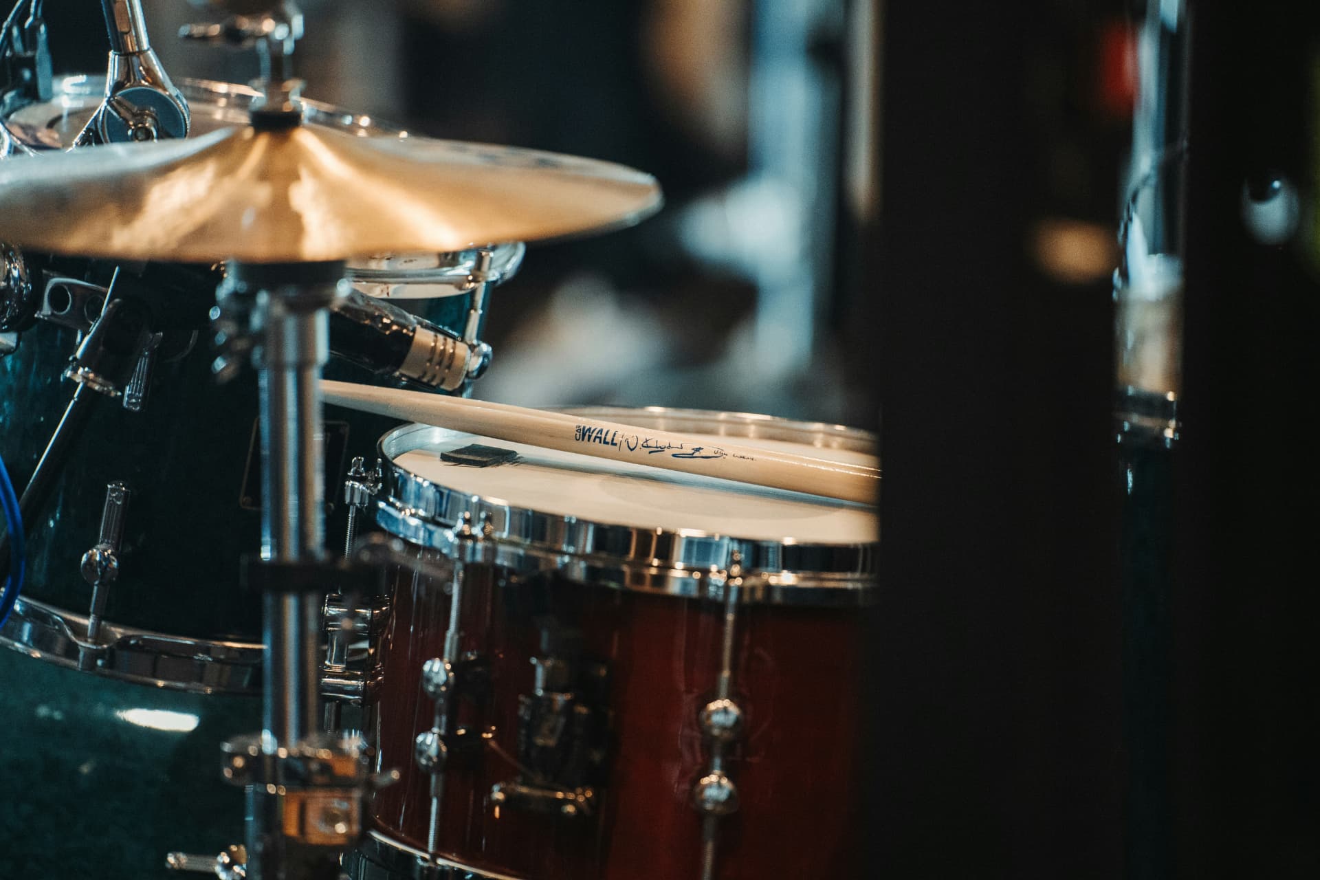 Drumstel in de spotlight op een donker podium