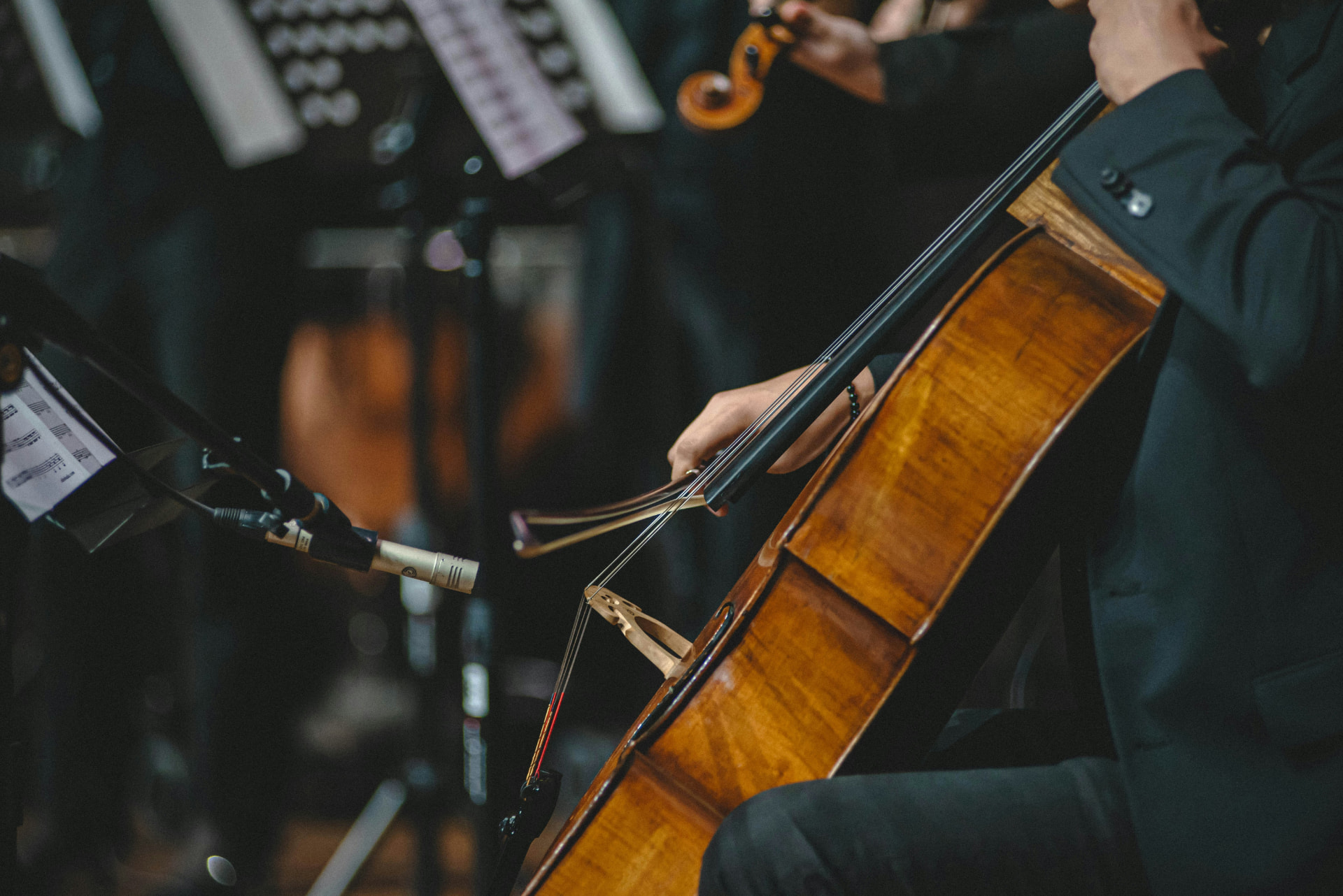 Cellist bespeelt een cello met microfoon tijdens een optreden