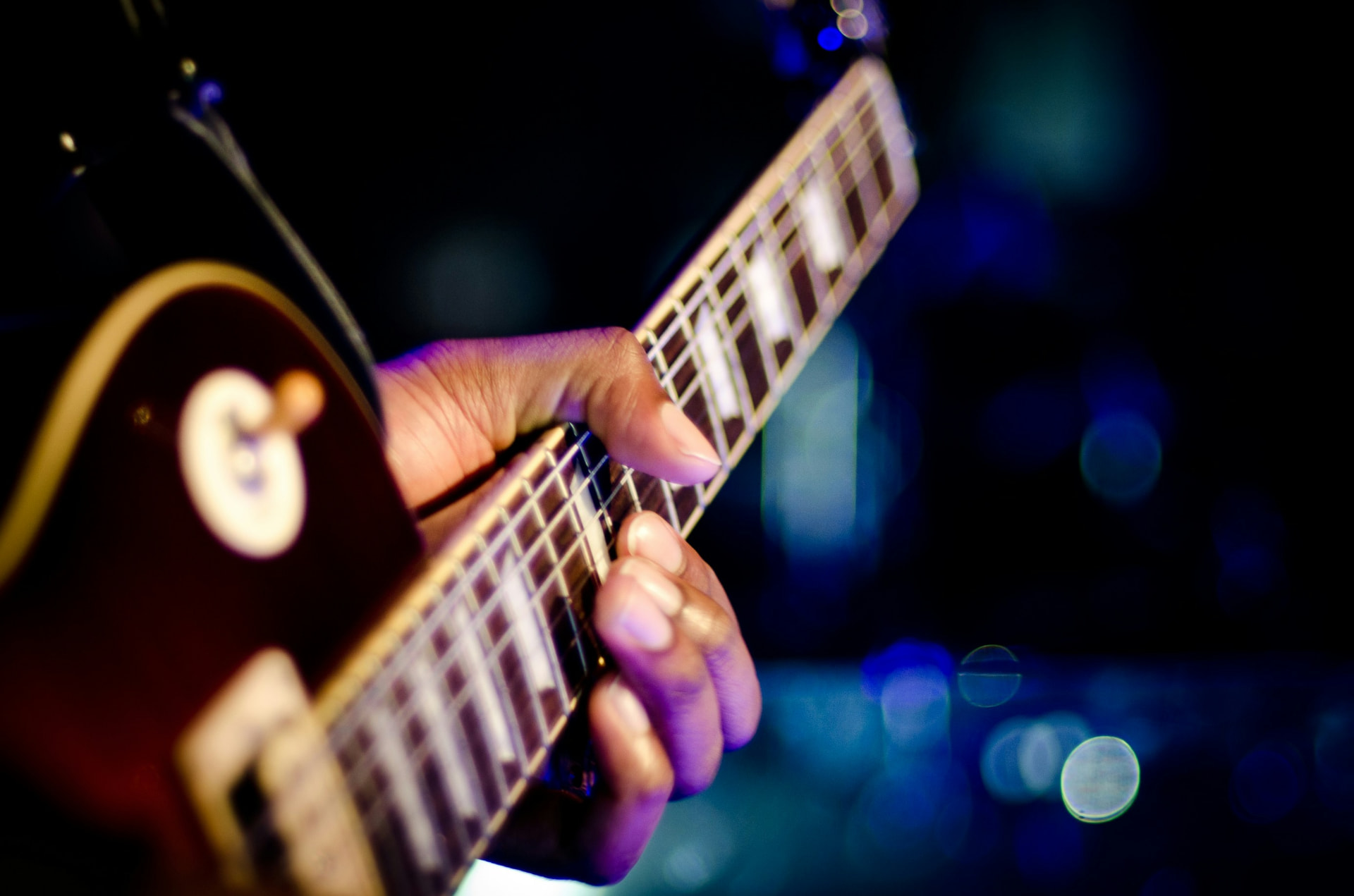 Gitarist op het podium in blauw licht