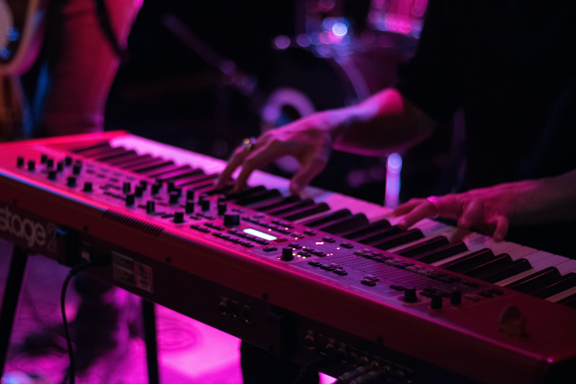 Toetsenist speelt synthesizer tijdens optreden