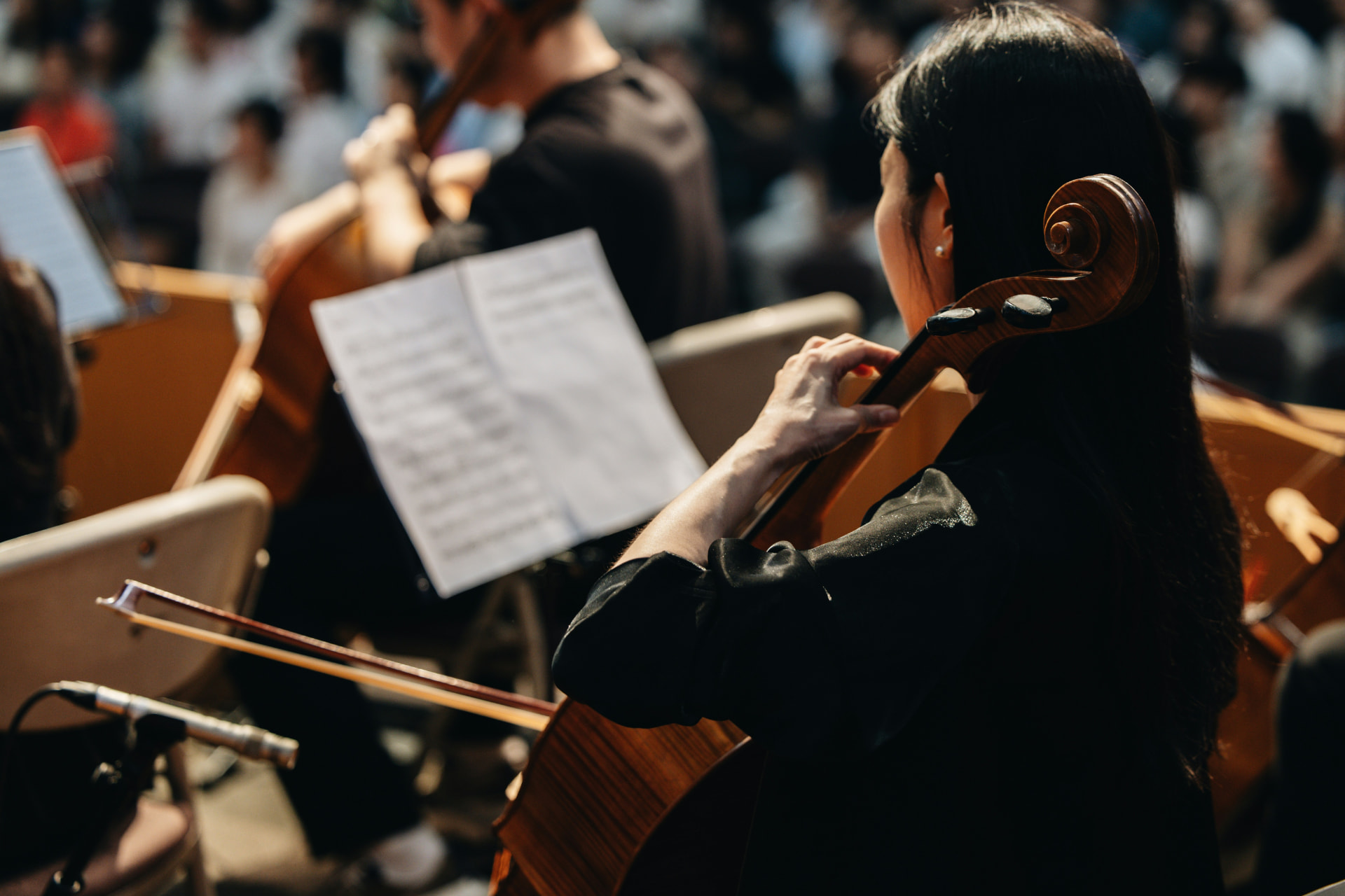 Celliste tijdens een repetitie in een orkest