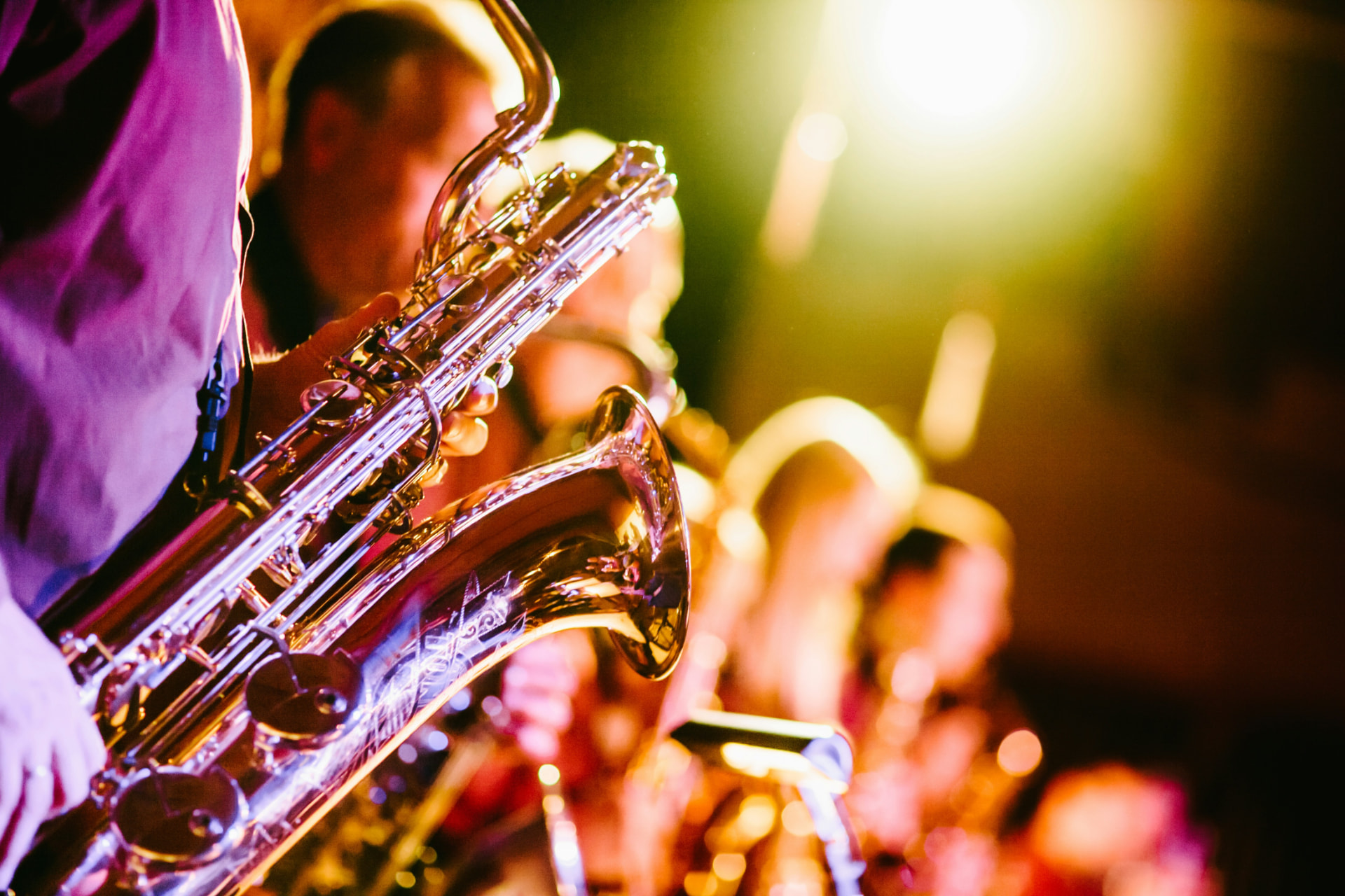 Saxofonist tijdens een optreden in warm licht